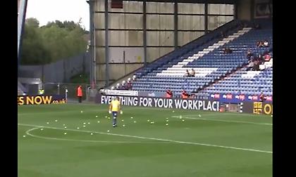 Πέταξαν μπαλάκια του τένις μέσα στο γήπεδο οι οπαδοί της Όλνταμ, που διαμαρτύρονται για τη διοίκηση