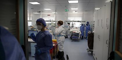 Εξαδάκτυλος: Οι ανεμβολίαστοι καθορίζουν την πορεία του ιού - «Καμπανάκι» για τους νέους