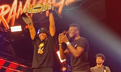 Αποθέωση για Αντετοκούνμπο στο ρινγκ του AEW