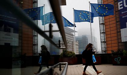 Κομισιόν για τρίτη δόση εμβολίου: Νομικοί κίνδυνοι για τις χώρες χωρίς έγκριση του ΕΜΑ