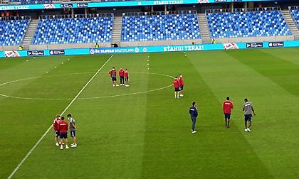 Η είσοδος του Ολυμπιακού στο «Τέχελνε»