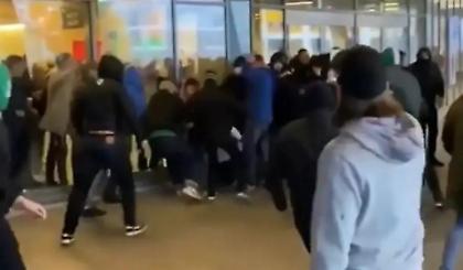 Άγριο ξύλο σε φίλους της Βασιλείας από οπαδούς της Χάμαρμπι