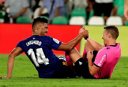 Απίθανη φάση: Ο Κασεμίρο έκανε τάκλιν στον διαιτητή