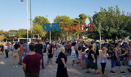 Θεσσαλονίκη: Συγκέντρωση κατά του υποχρεωτικού εμβολιασμού στον Λευκό Πύργο