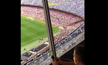 Συνθήματα κατά της Παρί στο 10ο λεπτό από τους φίλους της Μπαρτσελόνα στο «Καμπ Νου»!