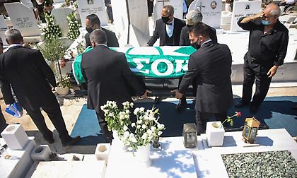 Με το «Καλημέρα Ήλιε» και σημαία του ΠΑΣΟΚ το τελευταίο «αντίο» στον Τσοχατζόπουλο