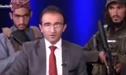 Αφγανιστάν: Δημοσιογράφος λέει ειδήσεις με 8 οπλισμένους Ταλιμπάν από πάνω του