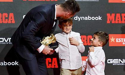 Έγραψε στις ακαδημίες της Παρί Σεν Ζερμέν του δύο μεγάλους γιους του ο Μέσι