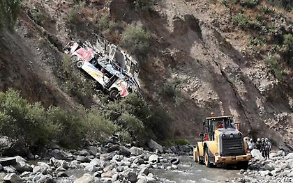 Περού: Τουλάχιστον 32 νεκροί από πτώση λεωφορείου σε χαράδρα