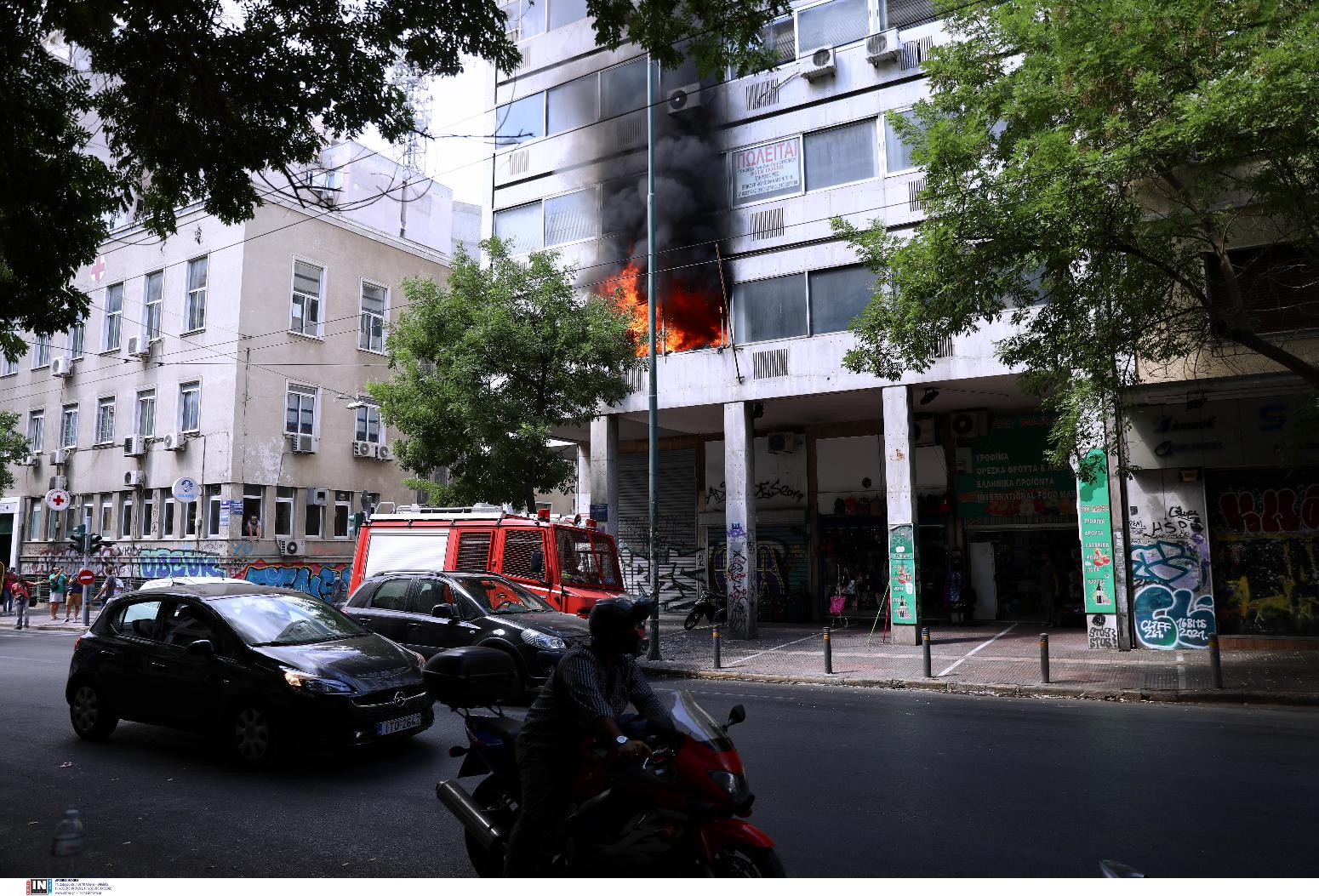 Φωτιά σε κτίριο στο κέντρο της Αθήνας