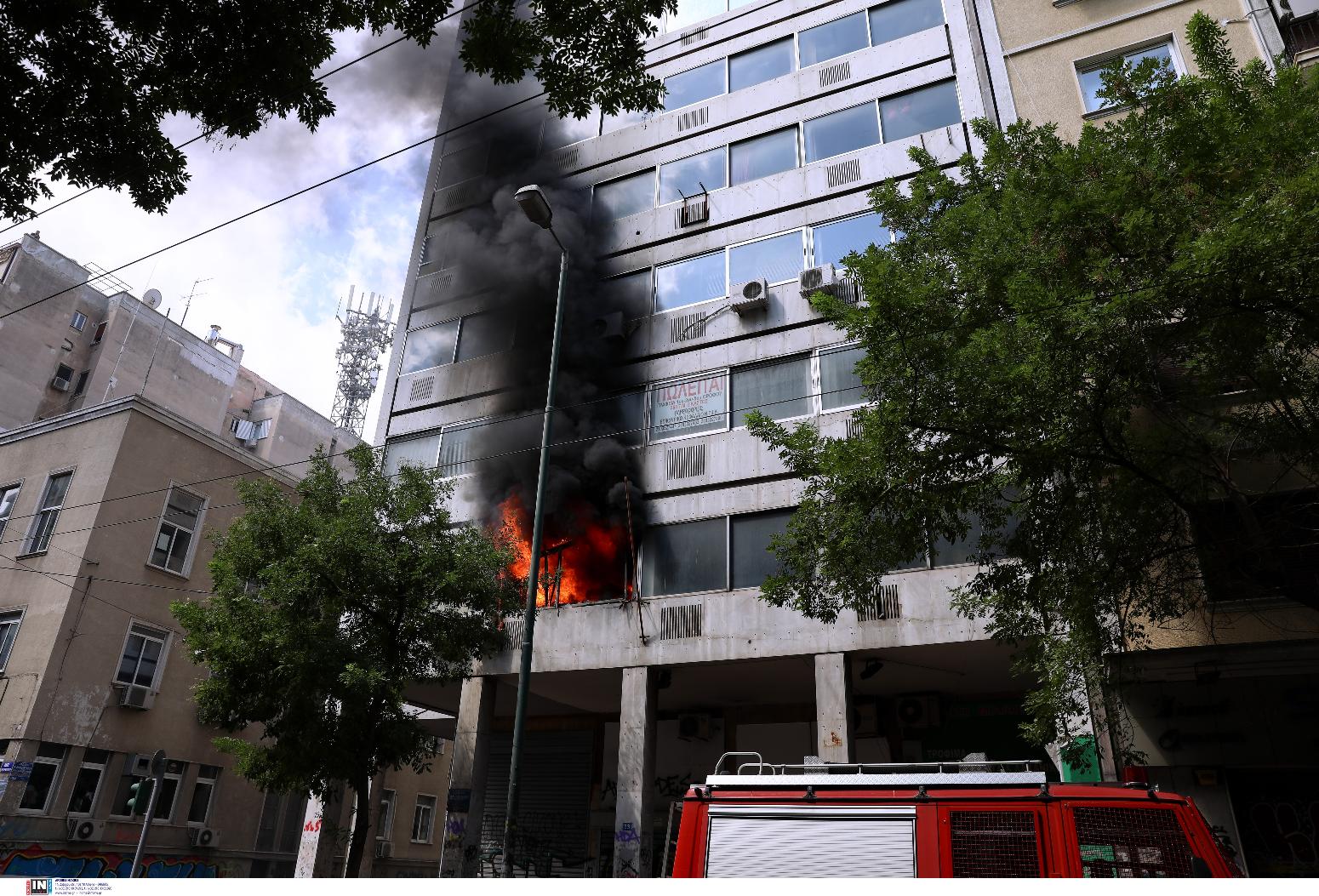 Φωτιά σε κτίριο στο κέντρο της Αθήνας
