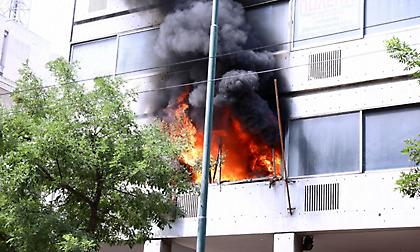 Φωτιά σε κτίριο στο κέντρο της Αθήνας - Είναι πάνω από το υπουργείο Υγείας