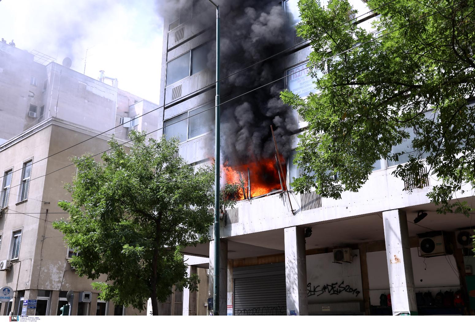 Φωτιά σε κτίριο στο κέντρο της Αθήνας
