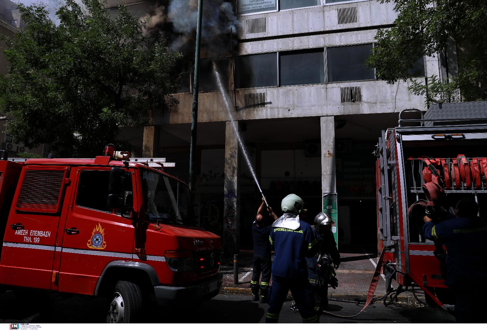 Φωτιά σε κτίριο στο κέντρο της Αθήνας