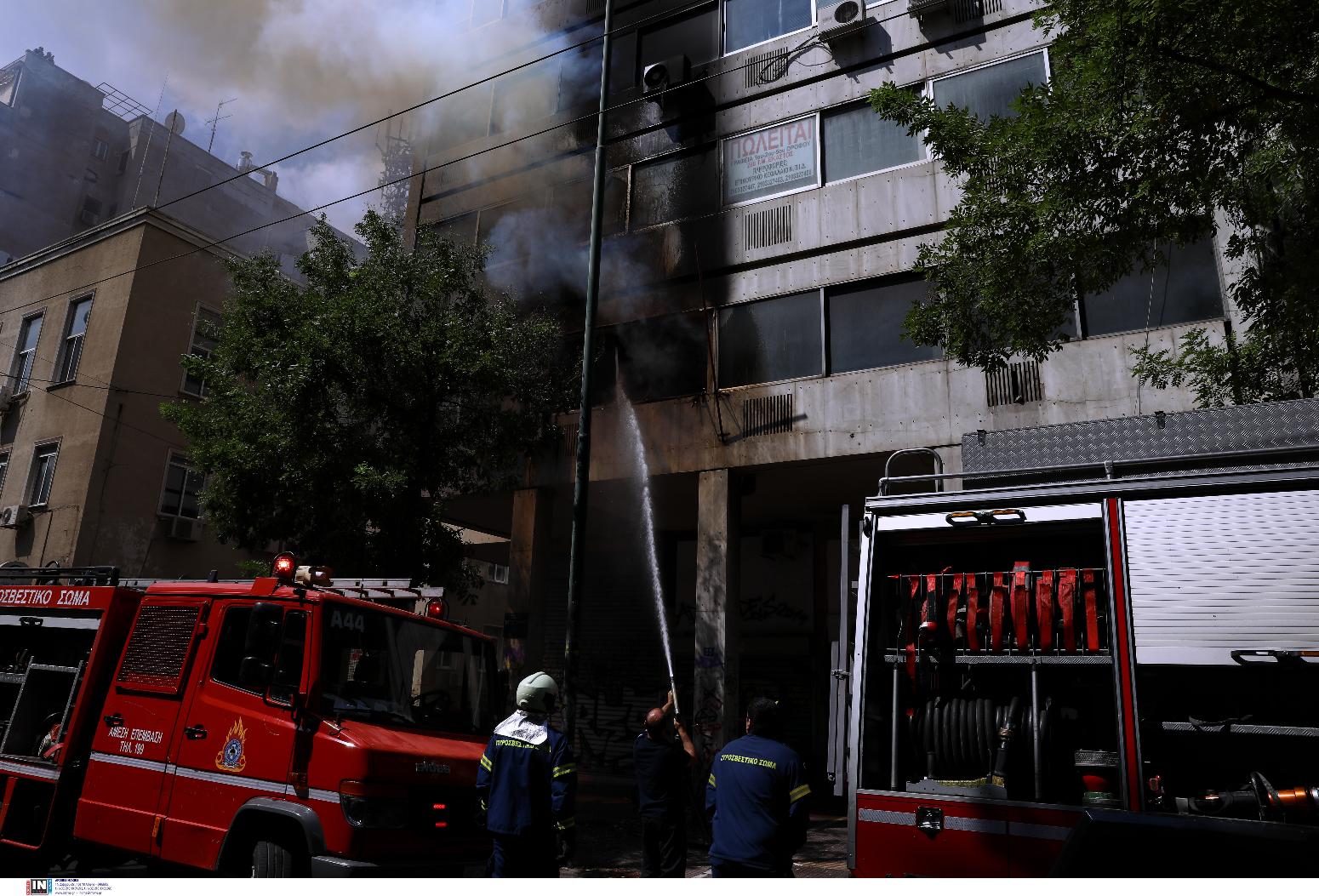Φωτιά σε κτίριο στο κέντρο της Αθήνας