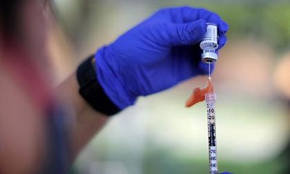 ΗΠΑ: Τουλάχιστον 15 εκατ. δόσεις εμβολίων έχουν πεταχτεί από τον Μάρτιο