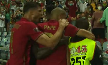 Άρπαξε σεκιουριτά και πανηγύρισε το νικητήριο γκολ του Ρονάλντο ο Πέπε!