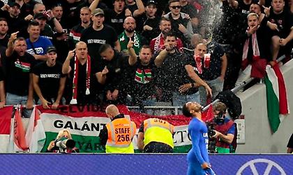 Το ρατσιστικό παραλήρημα των Ούγγρων στον Στέρλινγκ με αντικείμενα και ήχους μαϊμούς (video)