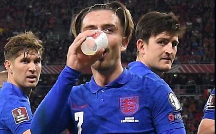 Επικός Γκρίλις: Ήπιε μπύρα από ποτήρι που πέταξαν οι Ούγγροι στον Στέρλινγκ!