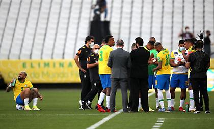 Εκπληκτικό: Οι παίκτες της Βραζιλίας έπαιξαν οικογενειακό διπλό στο μισό γήπεδο!