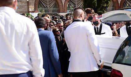 Σε κλίμα οδύνης το «τελευταίο αντίο» στον Mad Clip: Κοσμοσυρροή στην κηδεία