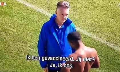 Φαν Χάαλ σε παίκτη του για το εμβόλιο: «Δόξα τω Θεώ, δεν είσαι ηλίθιος…»