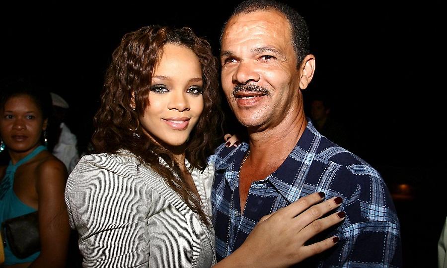 Απέσυρε τη μήνυση κατά του πατέρα της η Rihanna