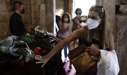 Στη Μητρόπολη μεταφέρθηκε το φέρετρο με τον Μίκη Θεοδωράκη
