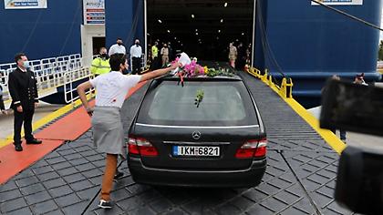 Μίκης Θεοδωράκης: Στον Πειραιά η σορός του- Επιβιβάστηκε στο πλοίο για Κρήτη
