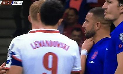 «Μανούρα» στο Πολωνία-Αγγλία, ο Γκλικ τσίμπησε στον λαιμό τον Γουόκερ