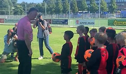 Φοβερός Φαν Χάαλ: Μετά την εξάρα επί της Τουρκίας, πήγε και προπόνησε παιδάκια