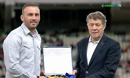 O Ρεχάγκελ βράβευσε τον Τοροσίδη για την προσφορά του στην Εθνική