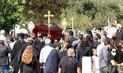 Συγκινητικές στιγμές και σήμερα στο κοιμητήριο του Γαλατά όπου «αναπαύεται» ο Μίκης Θεοδωράκης
