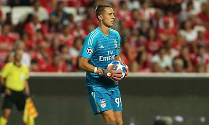 Το αποθεωτικό πρωτοσέλιδο της «Record» για Βλαχοδήμο με λογοπαίγνιο για… Δελφινάριο!