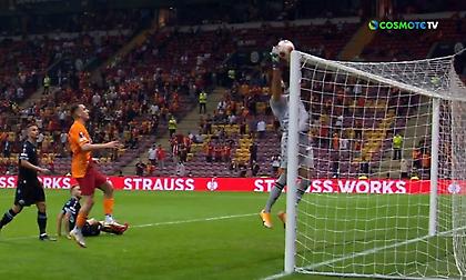 ΑΠΙΘΑΝΟ αυτογκόλ του Στρακόσια: «Ζωντάνεψε» η μπάλα στα χέρια του!