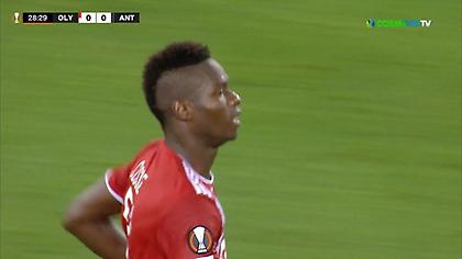 Ο Σισέ απείλησε με κεφαλιά!