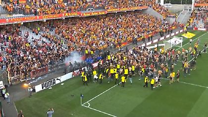 Χαμός στο Λανς-Λιλ, μπούκαραν στο γήπεδο οι οπαδοί των γηπεδούχων!