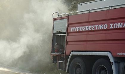 Καλύβια: Φωτιά σε διπλοκατοικία - Ακούστηκαν εκρήξεις - Δύο τραυματίες