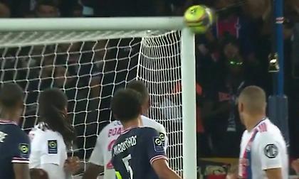 Τρομερή εκτέλεση φάουλ του Μέσι από τα 30 μέτρα, σταμάτησε στη συμβολή της εστίας!