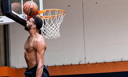 Ο Γκομπέρ πηδά στο Θεό και πλακώνεται στα βάρη