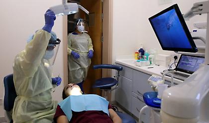 Με rapid και οι εμβολιασμένοι στα οδοντιατρεία – Έντονες αντιδράσεις, τι θα κάνει η κυβέρνηση