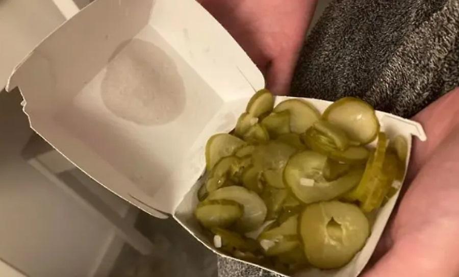 Τύπος παρήγγειλε κοτομπουκιές στα McDonalds και του έδωσαν ένα κουτί με τουρσί