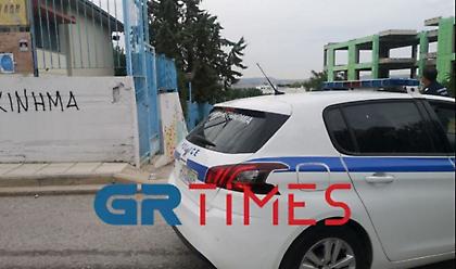 Κορωνοϊός: Εισβολή αρνητή γονέα σε σχολείο στη Θέρμη - Απειλές σε γιατρό στο Λαϊκό