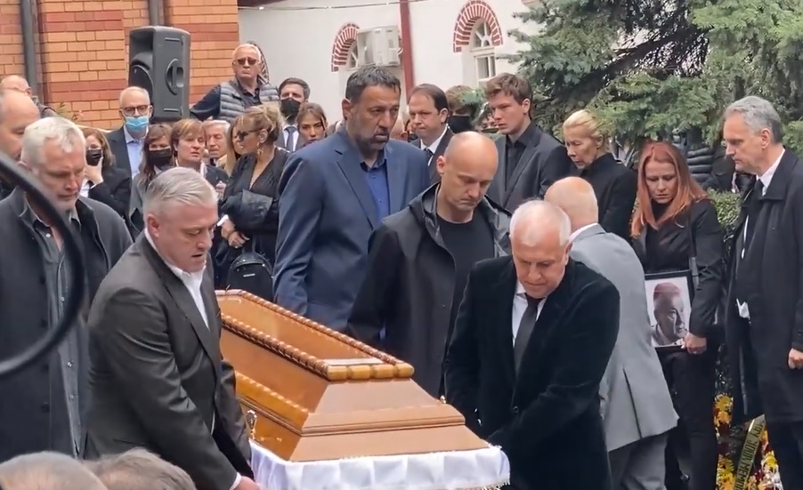 Σπαρακτικές εικόνες στο Βελιγράδι: Ομπράντοβιτς, Ντανίλοβιτς, Ράτζα κουβαλούν το φέρετρο του Ίβκοβιτς (ΦΩΤΟ-VIDEO)