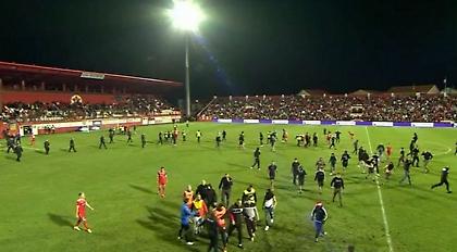 Οπαδοί της Βελέζ την… έπεσαν στους διαιτητές και έκαψαν τα αμάξια τους! (pics)