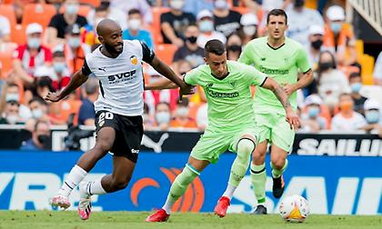 Άντεξε με 10 παίκτες και πήρε παλικαρίσια ισοπαλία από την Αθλέτικ η Βαλένθια