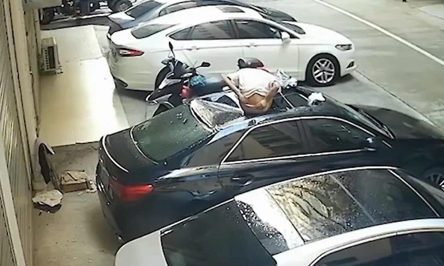 Ζευγάρι έκανε σεξ στο μπαλκόνι και η κοπέλα έπεσε και προσγειώθηκε σε αυτοκίνητο!