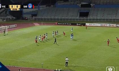 Απίθανο γκολ στη Μαλαισία: Φάουλ... οβίδα, δοκάρι και μέσα από τα 35 μέτρα