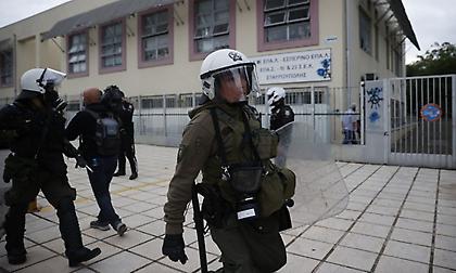 Εισαγγελική παρέμβαση για τα επεισόδια ζητά η Κεραμέως - Τρεις συλλήψεις, στο νοσοκομείο δύο μαθητές