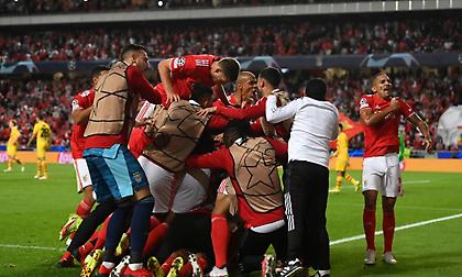 5ος Όμιλος: Συντριβή Μπαρτσελόνα από Μπενφίκα, τρένο η Μπάγερν